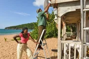 Naomi (Shantol Jackson) hilft Mervin Wilson (Don Gilet)