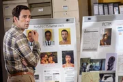 DI Neville Parker (Ralf Little) überprüft Verdächtige