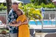 Joe (John Gordon Sinclair) tröstet Cora (Gabrielle Glaister)