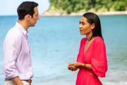 Neville (Ralf Little) und Florence (Josephine Jobert) reden