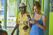 Delmar Lloyd (Tony Marshall) sieht Danielle Bailey (Charlotte Spencer) beim Video-Telefonat