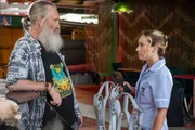 Ivan (Pearce Quigley) spricht mit Petra (Leah Brotherhead)