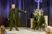 Frasier Crane misstraut Blaine Sternin (Michael Keaton)