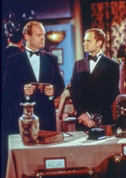 Frasier (Kelsey Grammer) und Niles besuchen eine Auktion