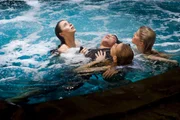 Die Hauptdarsteller von Mako Mermaids v.l.n.r.: Nixie (Ivy Latimer), Lyla (Lucy Fry) und Sirena (Amy Ruffle) mit Zac (Chai Romru