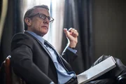 Tom (Simon Burke) wird von Brendan belästigt, einem jungen drogenabhängigen Mann, den eine Streitsache mit Bischof McNally zu verbinden scheint. Tom (Simon Burke) wird von Brendan belästigt, einem jungen drogenabhängigen Mann, den eine Streitsache mit Bischof McNally zu verbinden scheint.