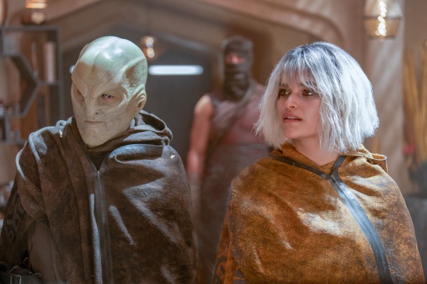 L'ak (Elias Toufexis) begleitet Moll (Eve Harlow)