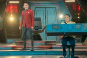 Lt. Cmdr. Asha (Christina Dixon) und Rayner halten stand