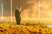 Moll (Eve Harlow) staunt über die Welt hinter dem Portal