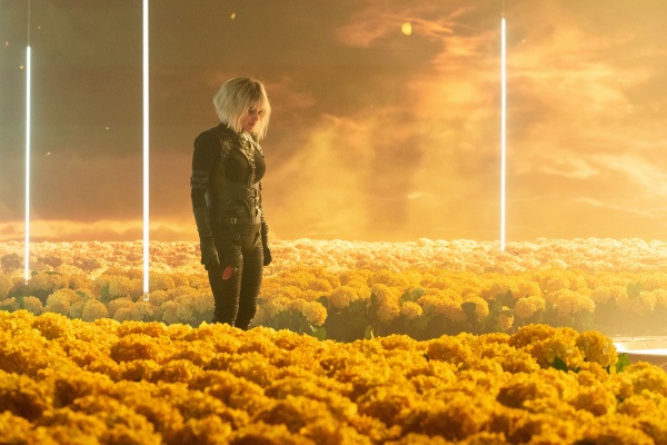 Moll (Eve Harlow) staunt über die Welt hinter dem Portal