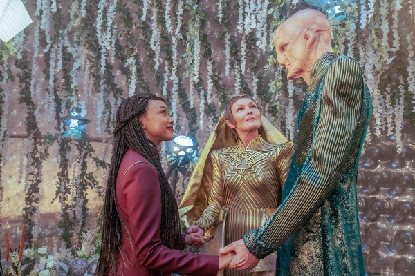 T'Rina (Tara Rosling, M.) und Saru (Doug Jones) heiraten