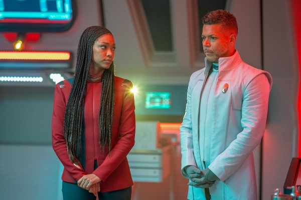 Dr. Culber berät Captain Burnham (Sonequa Martin-Green)