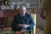 Premierminister Harold Wilson (Jason Watkins) hört zu