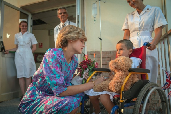 Prinzessin Diana (Emma Corrin) erobert ein Kinderherz