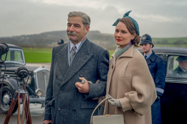 Ehefrau Clarissa begleitet Anthony Eden (Jeremy Northam)