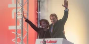 Tony Blair siegt an Seite seiner Frau Cherie (Lydia Leonard)