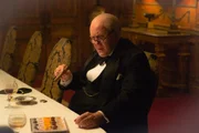 Pralinen warten auf Winston Churchill (John Lithgow)