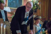 Winston Churchil (John Lithgow) dient seiner Königin