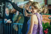 Diana (Emma Corrin) verdrängt Charles (Josh O'Connor)