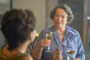 Queen Mum (Marion Bailey) vertreibt Sorgen