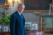 Lord Louis Mountbatten (Charles Dance) spielt falsch