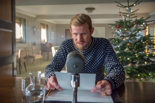 Gleich hält Philip (Matt Smith) eine Weihnachtsansprache