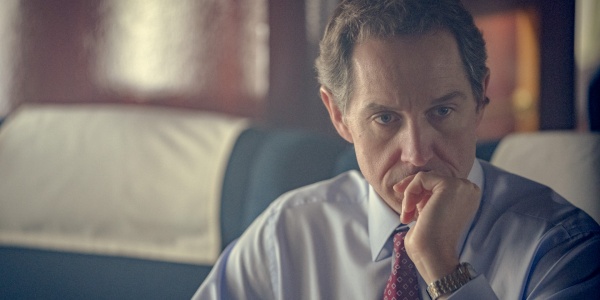 Premierminister Tony Blair (Bertie Carvel) grübelt