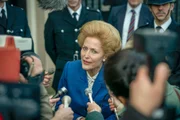 Margaret Thatcher (Gillian Anderson) erregt die Medien