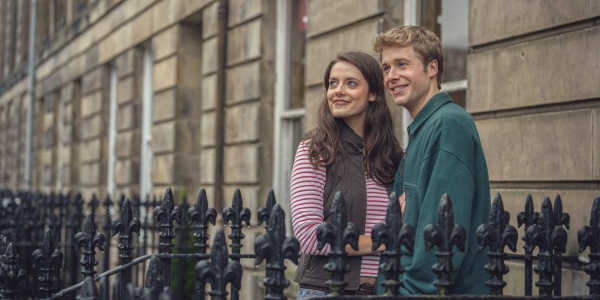 William (Ed McVey) und Kate (Meg Bellamy) leben in der WG
