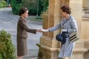 Die Queen reicht Wallis (Geraldine Chaplin) die Hand