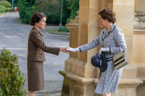 Die Queen reicht Wallis (Geraldine Chaplin) die Hand
