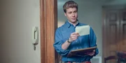 William (Ed McVey) freut sich über ein königliches Geschenk