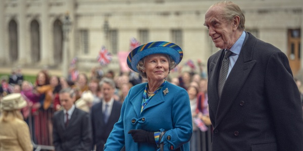 Elizabeth und Philip (Jonathan Pryce) denken an William