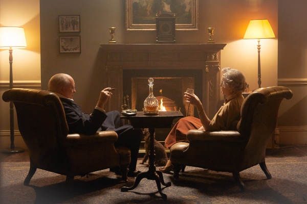 Clemmie Churchill (Harriet Walter) berät Ehemann Winston