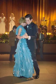 Ein Tanzbär umklammert Prinzessin Diana (Emma Corrin)