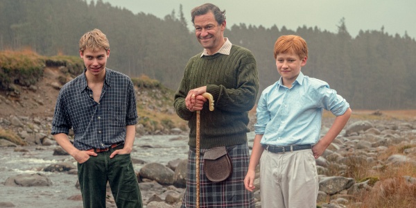 William (l.) und Harry (Fflyn Edwards) posieren mit Papa