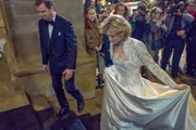 Prinzessin Diana (Emma Corrin) schreitet voran