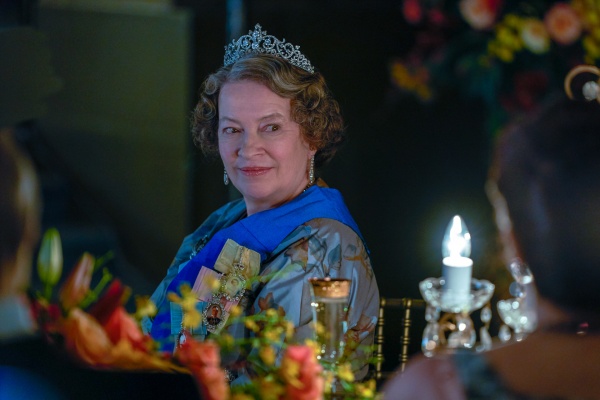Queen Mum (Marion Bailey) mischt sich ein