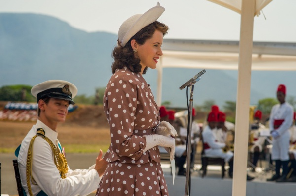 Philip lauscht der Rede seiner Frau Elisabeth (Claire Foy)