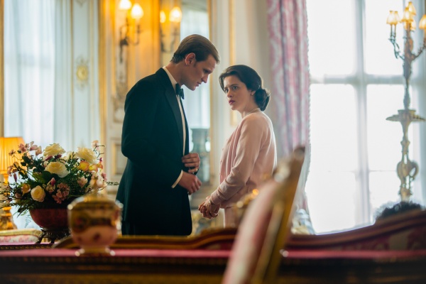 Elizabeth (Claire Foy) und Philip sprechen über Charles