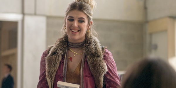Lola Airdale-Cavendish-Kincaid (Honor Swinton Byrne) studiert