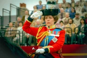 Königin Elizabeth II. (Olivia Colman) sitzt fest im Sattel