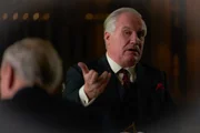 Bankier Cecil Harmsworth King (Rupert Vansittart) intrigiert