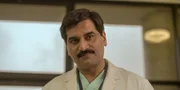 Hasnat Khan (Humayun Saeed) arbeitet im Krankenhaus