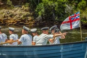 In der Ferne darf Philip (Matt Smith, 2.v.r.) kommandieren