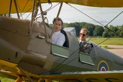 Philip (r.) und Stallmeister Peter Townsend (Ben Miles) fliegen