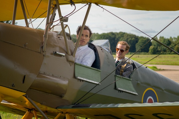 Philip (r.) und Stallmeister Peter Townsend (Ben Miles) fliegen
