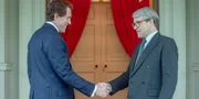 John Mayor (r.) gratuliert Nachfolger Tony Blair (Bertie Carvel)