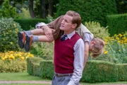 Dad schultert den künftigen König Charles (Billy Jenkins)