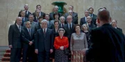 Boris Jelzin (Anatoli Kotenjow) posiert auf dem Gruppenfoto